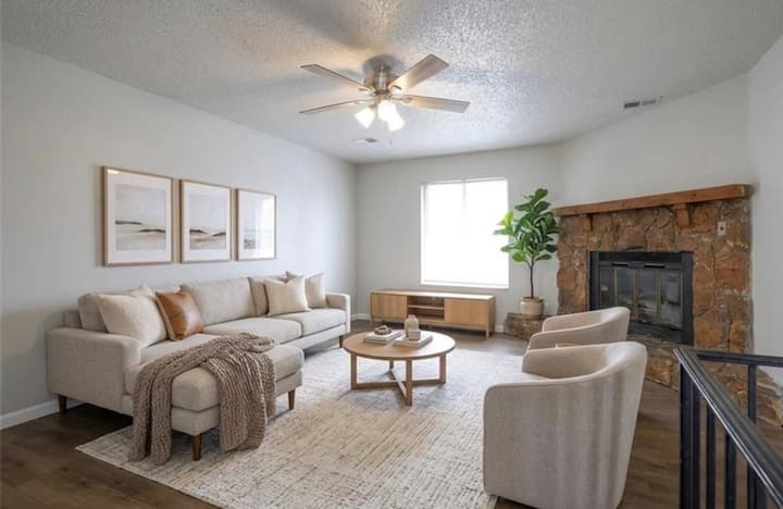 The 127th Stay | Cozy Kc Townhome Near Everything - Longview Lake, MO
