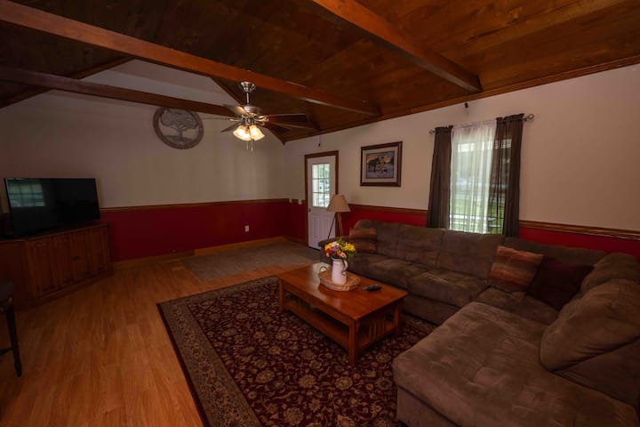 Mountain Retreat | Pool, Pond, Views & Wi-fi - Irvine, KY