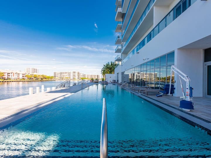 Luxury 3/2 Beach Condo W/pool & Views - Hollywood
