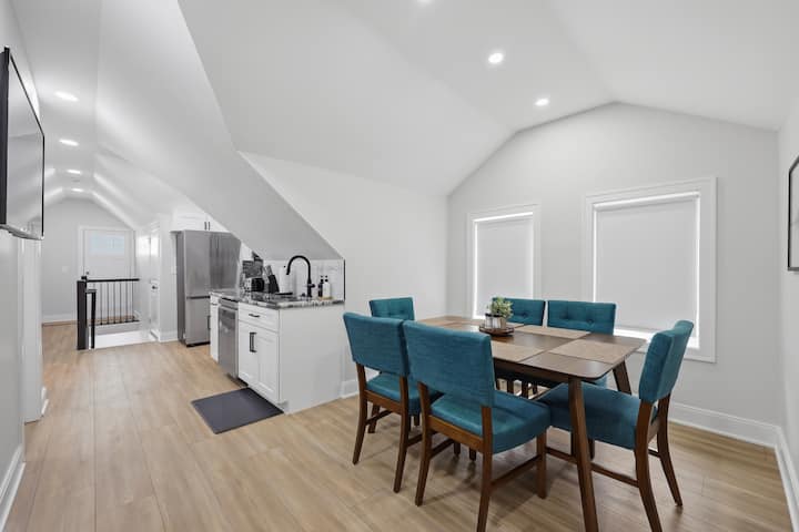 Sleeps 9 | Renovated | Balcony | Near Downtown - Detroit, MI