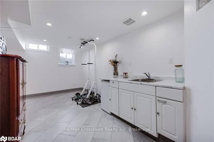Basement Apartment In Detached House - Barrie