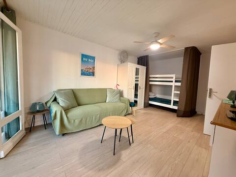 Top Airbnb: Studio apartment with sea view – popular Le Boucanet district in Le Grau Du Roi