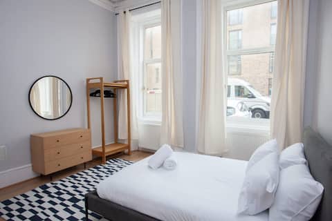 Top Airbnb: Stylish 4 Bedroom Property with Free Parking in Govan