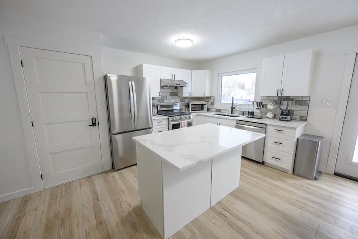 Cozy And Clean 3 Bedroom Upper Suite - Grande Prairie
