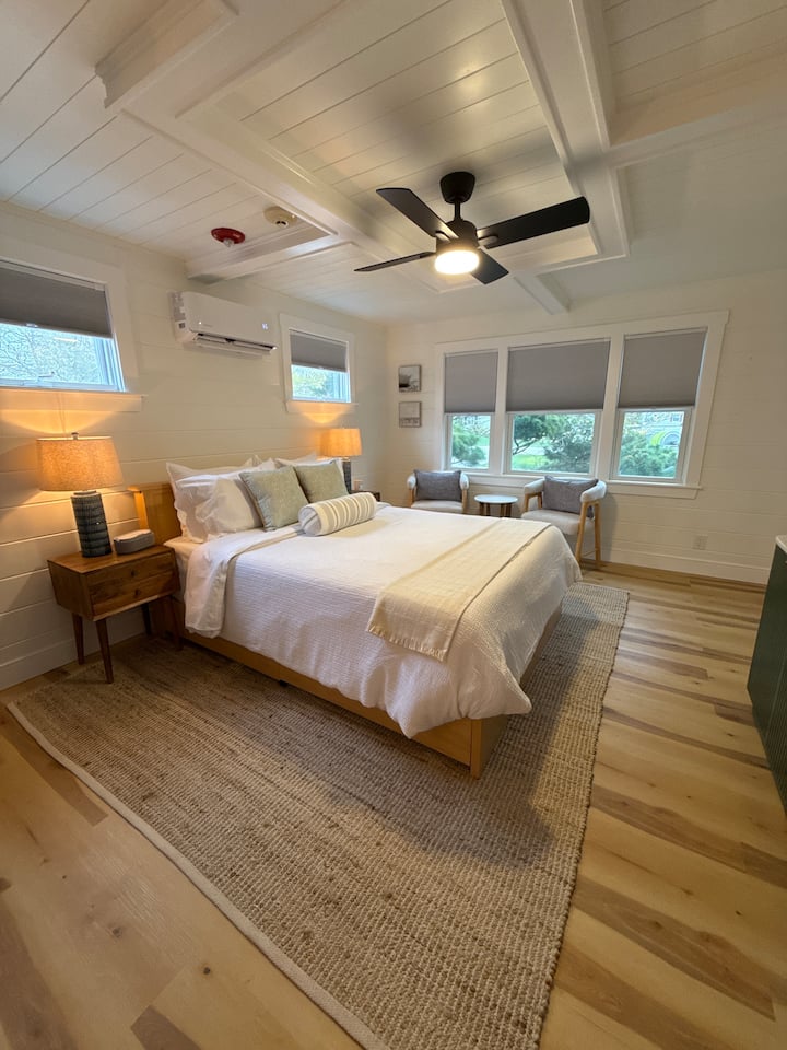 Mile To Beach & Downtown Renovated Coastal Studio - Rhode Island