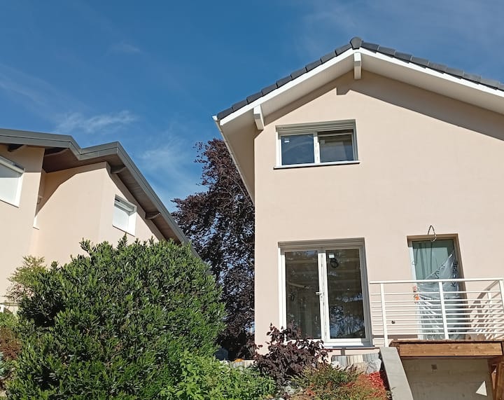 Dans Deux Logements Regroupés - Challes-les-Eaux