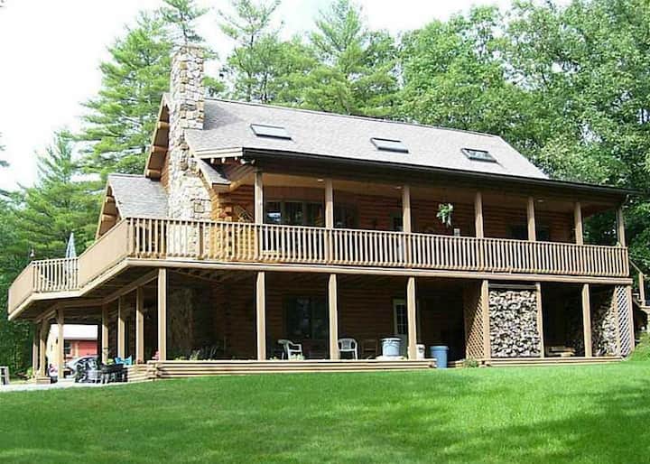 Guest Room In Log Cabin In The Woods - Rochester, NH