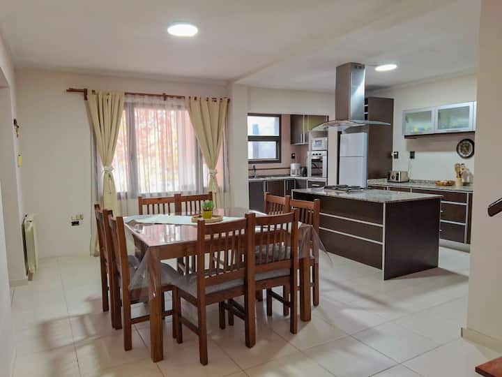 Casa, 4 Hab., Piscina, Jacuzzi, A Minutos De Todo - San Rafael, Argentina