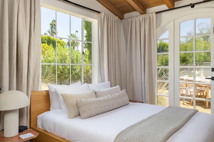 Chumba cha kulala cha 2 | San Simian huko Palm Springs, California na Luxus Vacation Properties