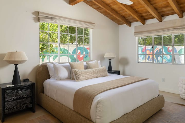 Chumba cha kulala cha msingi | San Simian huko Palm Springs, California na Luxus Vacation Properties