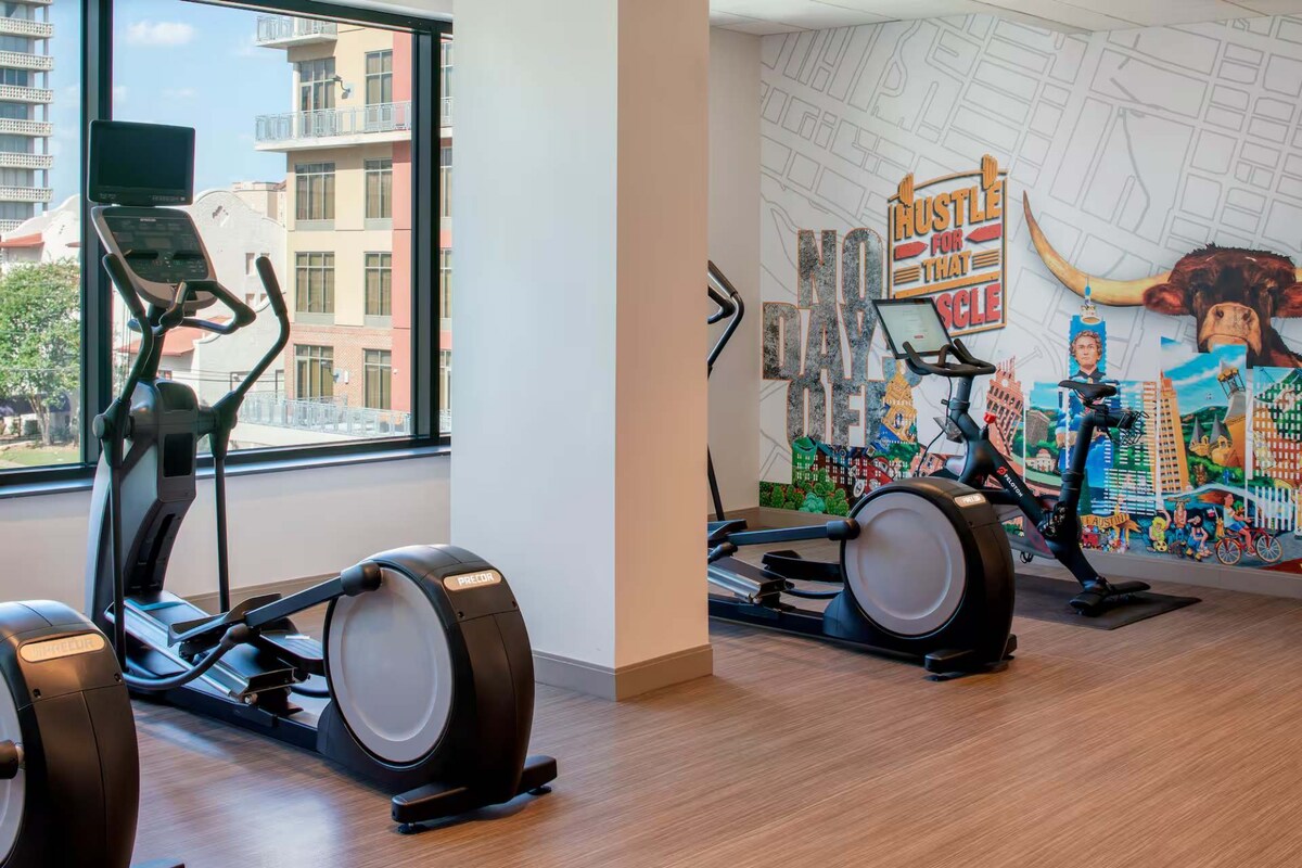 Steps to UT Austin with Restaurant, Rooftop & Gym