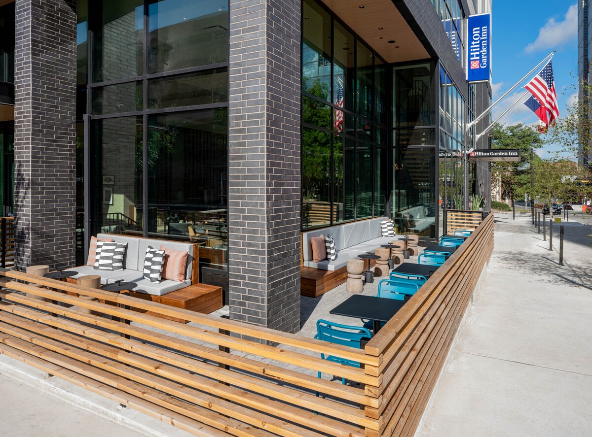 Steps to UT Austin with Restaurant, Rooftop & Gym