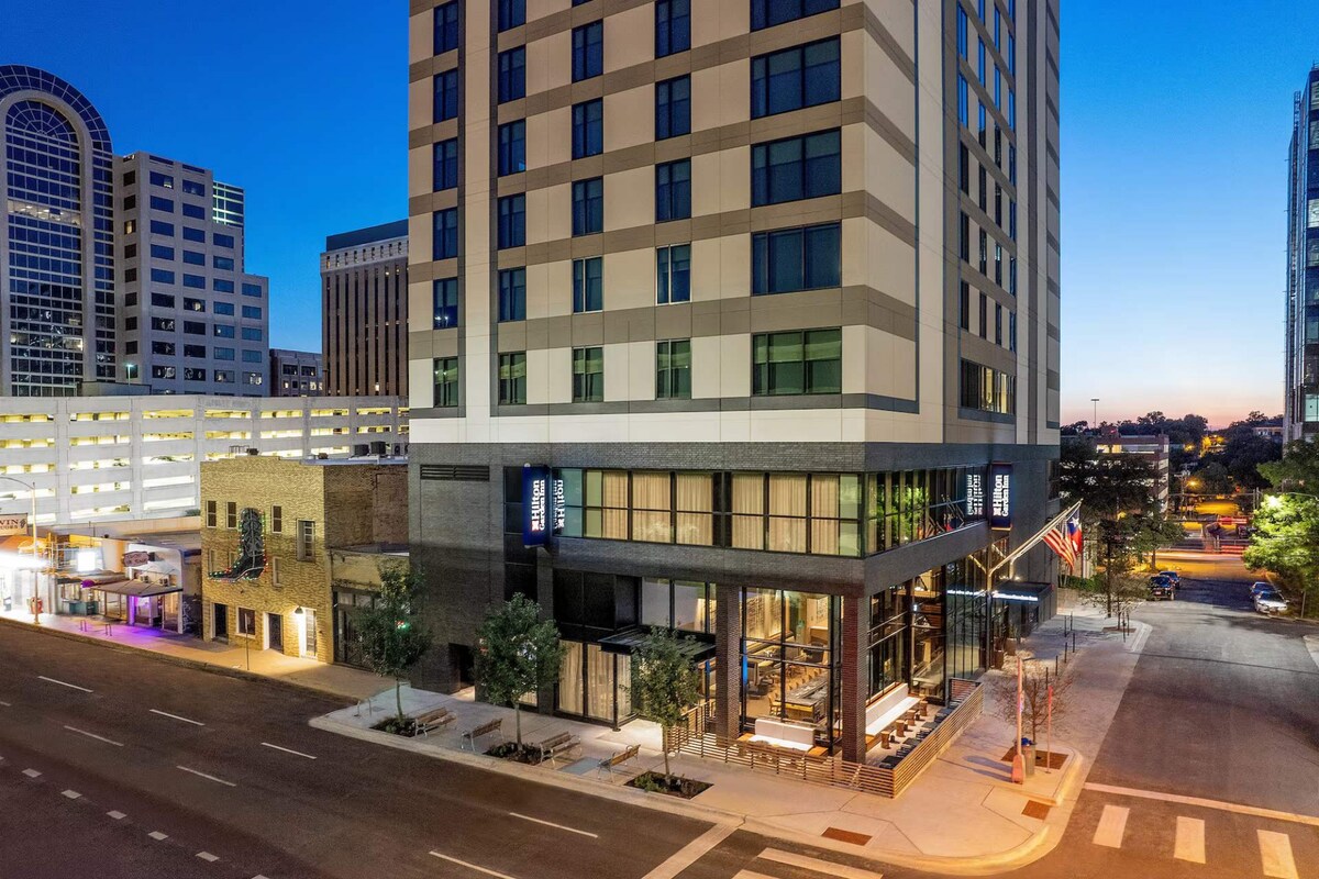 Steps to UT Austin with Restaurant, Rooftop & Gym