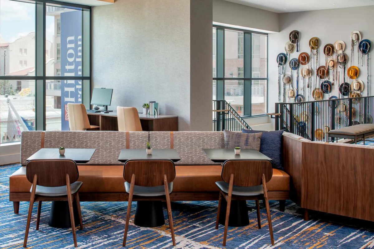 Steps to UT Austin with Restaurant, Rooftop & Gym