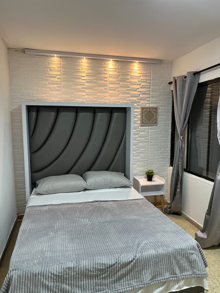 Habitación tranquila; bien iluminada para descansar.