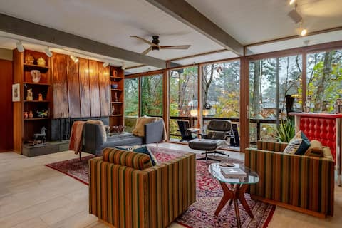 Stunning MCM Oasis walk to hot spots, nature trail