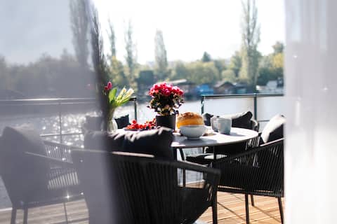 Top Airbnb: Floating Home with Private Motorboat & Parking in Praha 5