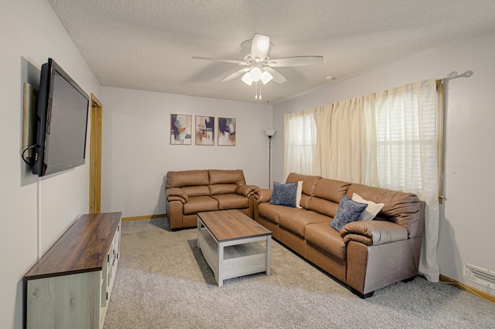 Game Day House: Fire Pit, Court, 10 Min To Stadium - Independence, MO