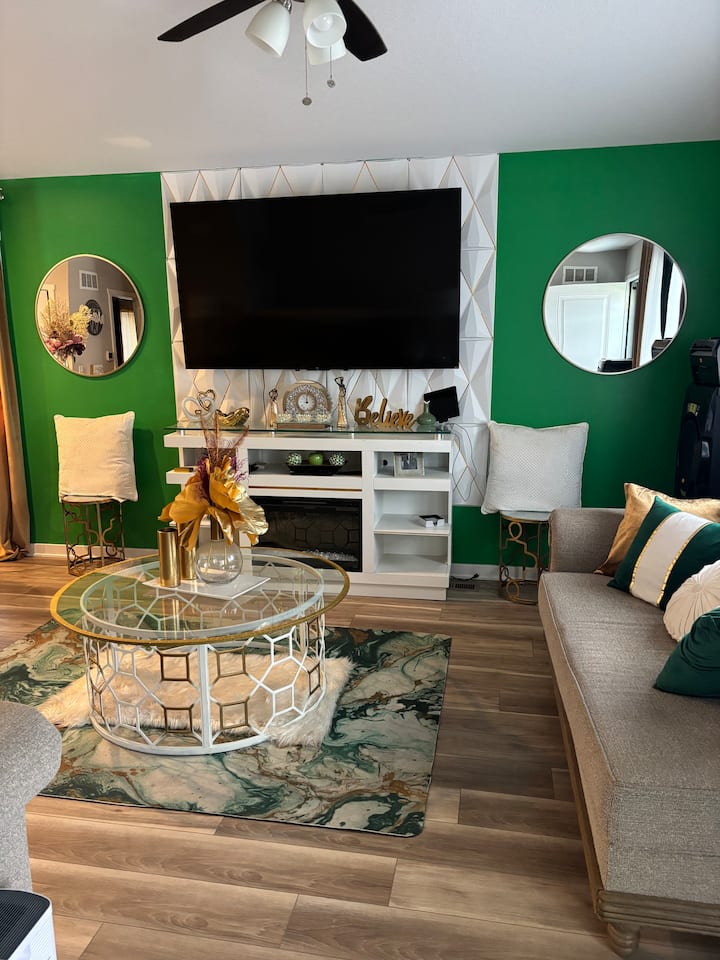 Evergreen Escape -Cozy Home- 6 Mins From East Vill - デモイン, IA