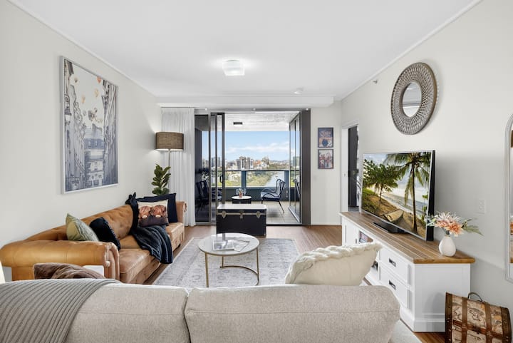 Waterfront Skyline View | Pool, Spa, Gym + Parking - Brisbane