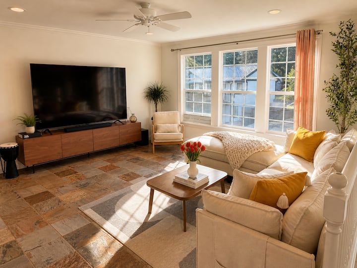Stylish Kirkland Retreat With 86 Tv & Patio - 巴薩爾