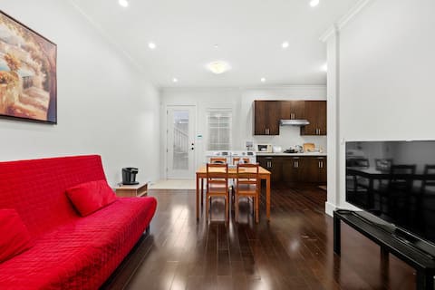 Successful Airbnb property: 100 meters to the Skytrain station in Vancouver, with separate access and convenient transportation. It takes 5 minutes to walk to the mall, restaurants and supermarkets. The inner street is quiet. It has one bedroom, a living room and a sofa bed. in Oakridge