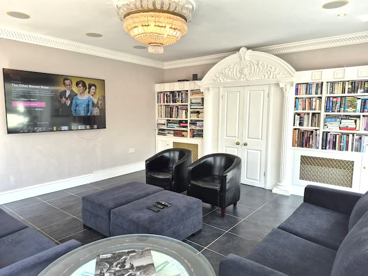 Welcome To The House Of Fun, With Garden & Parking - Cheltenham