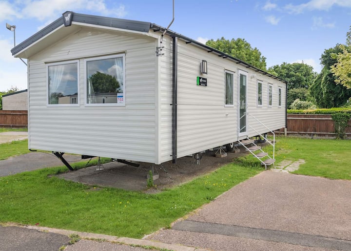 Silver 3 Bedroom Caravan, Sleeps 8. With Parking. - Caister-on-Sea