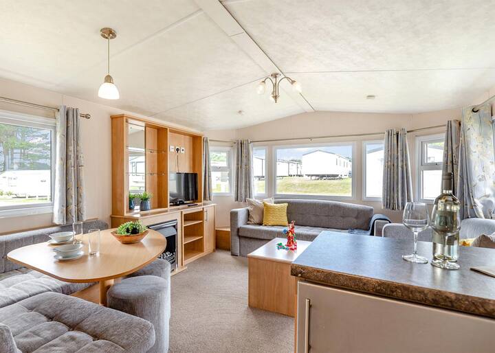 Silver Caravan, Sleeps 8. With Dedicated Parking. - Wales