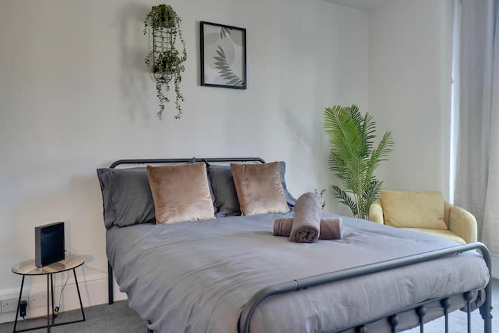 Spacious Private Ensuite Room In Shared Apartment - Portsmouth