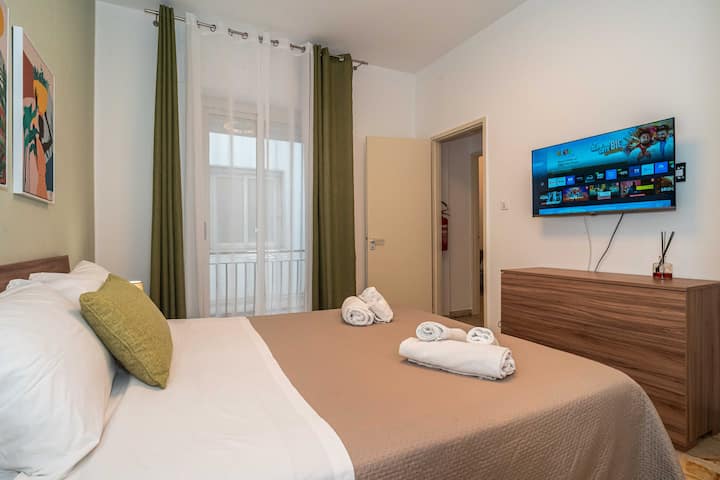 Segundo dormitorio, moderno y espacioso, equipado con aire acondicionado y un televisor inteligente.