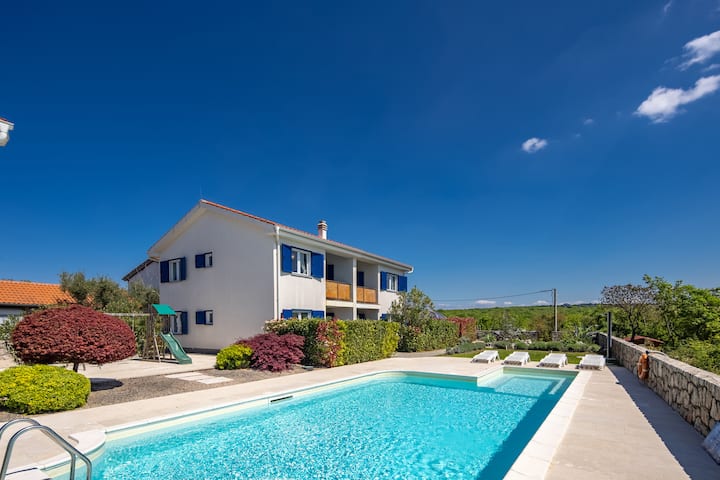 Wabi Sabi Apt8 Pool & Sea View - By Happy Rentals - Cres