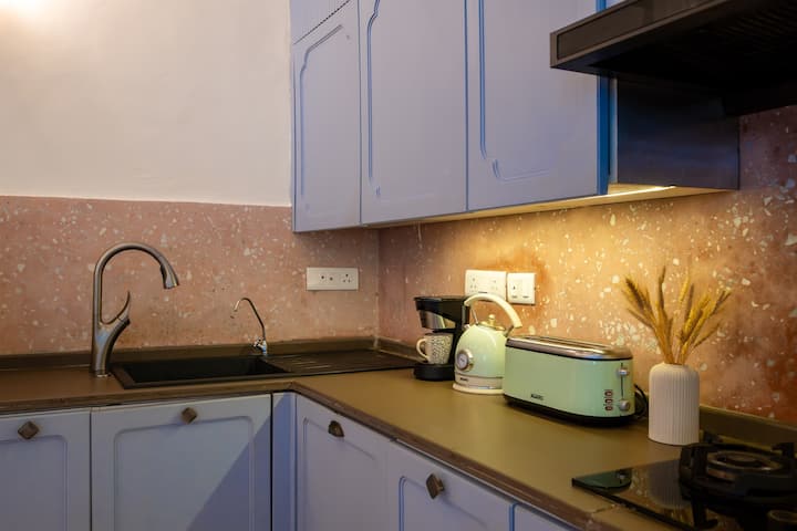 Full kitchen image 2