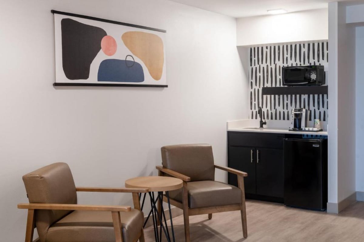 King Studio Minutes From The Airport + Shuttle