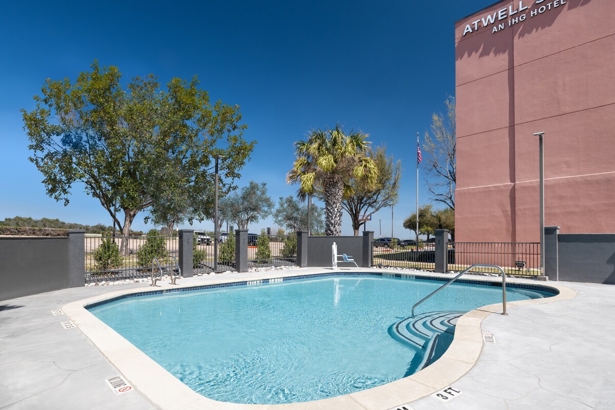 King Studio Minutes From The Airport + Shuttle