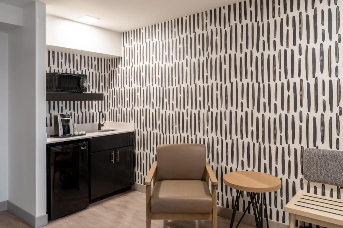 King Studio Minutes From The Airport + Shuttle