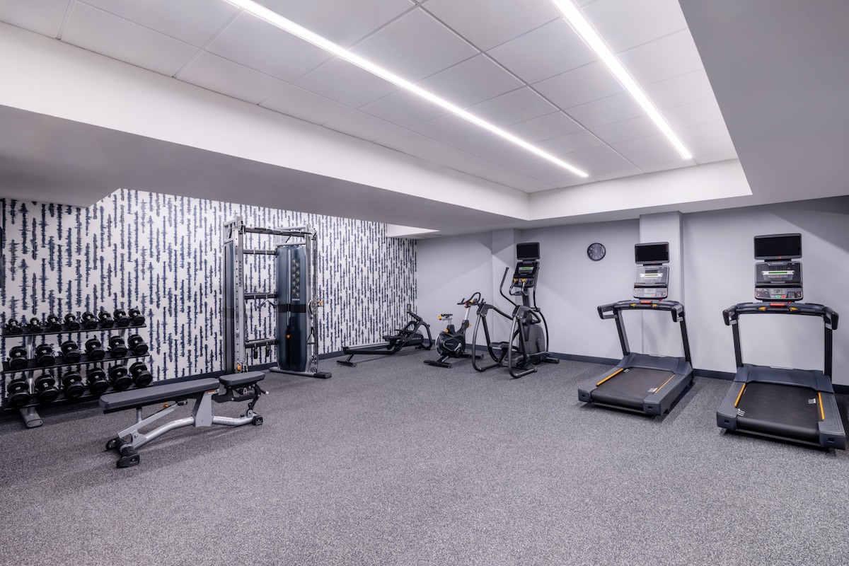 King Studio Minutes From The Airport + Shuttle