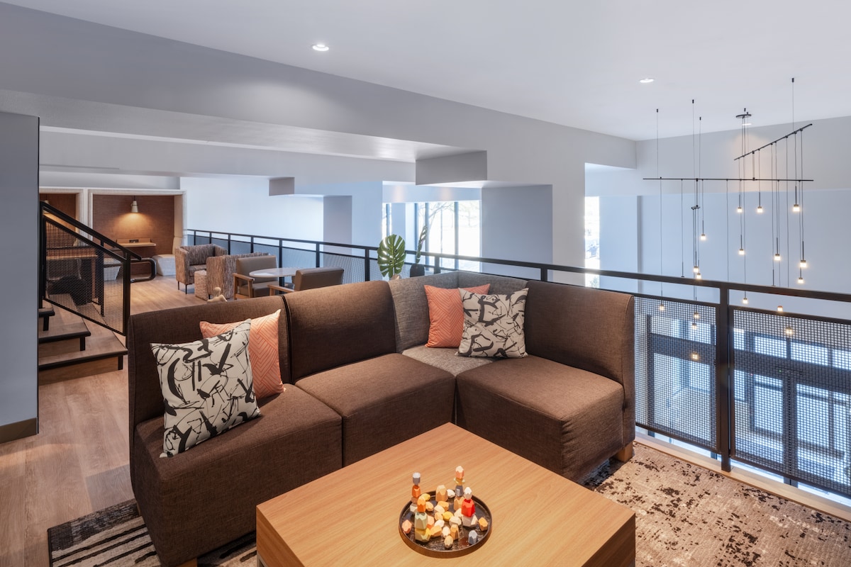 King Studio Minutes From The Airport + Shuttle