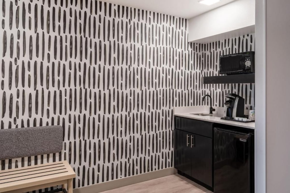 King Studio Minutes From The Airport + Shuttle