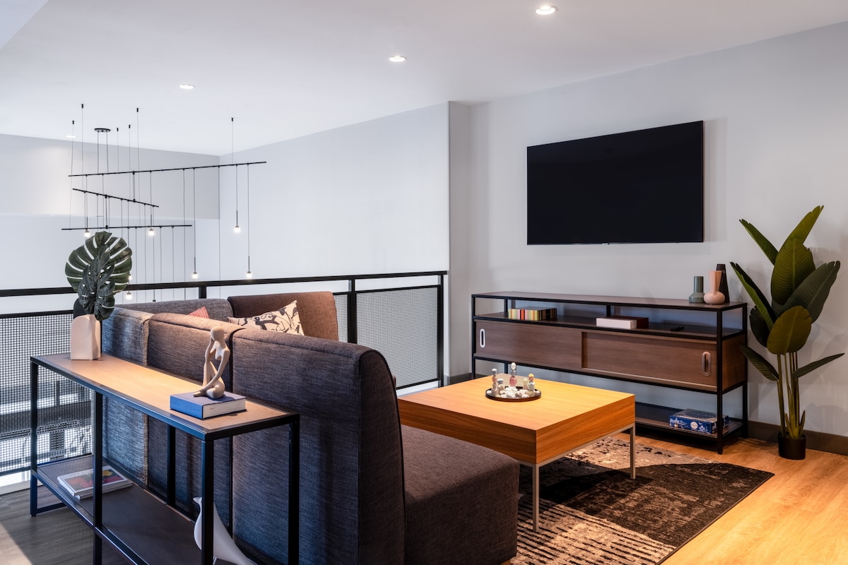 King Studio Minutes From The Airport + Shuttle