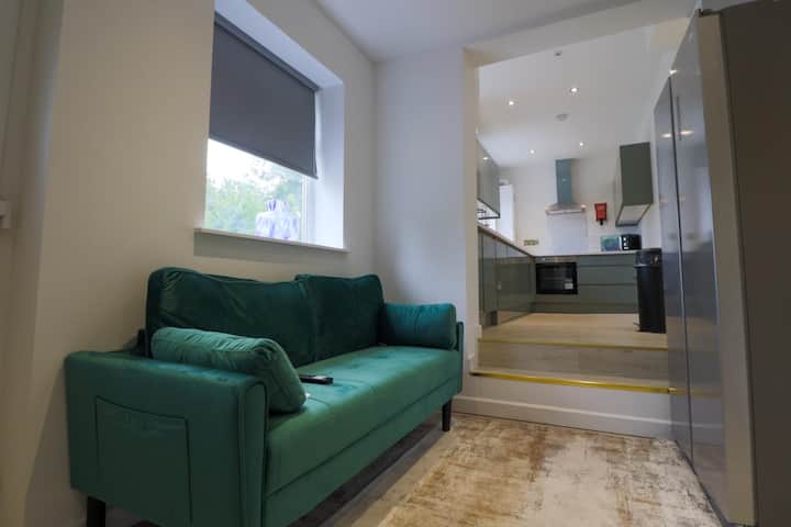 6 Bedroom Luxury House Available - Huddersfield