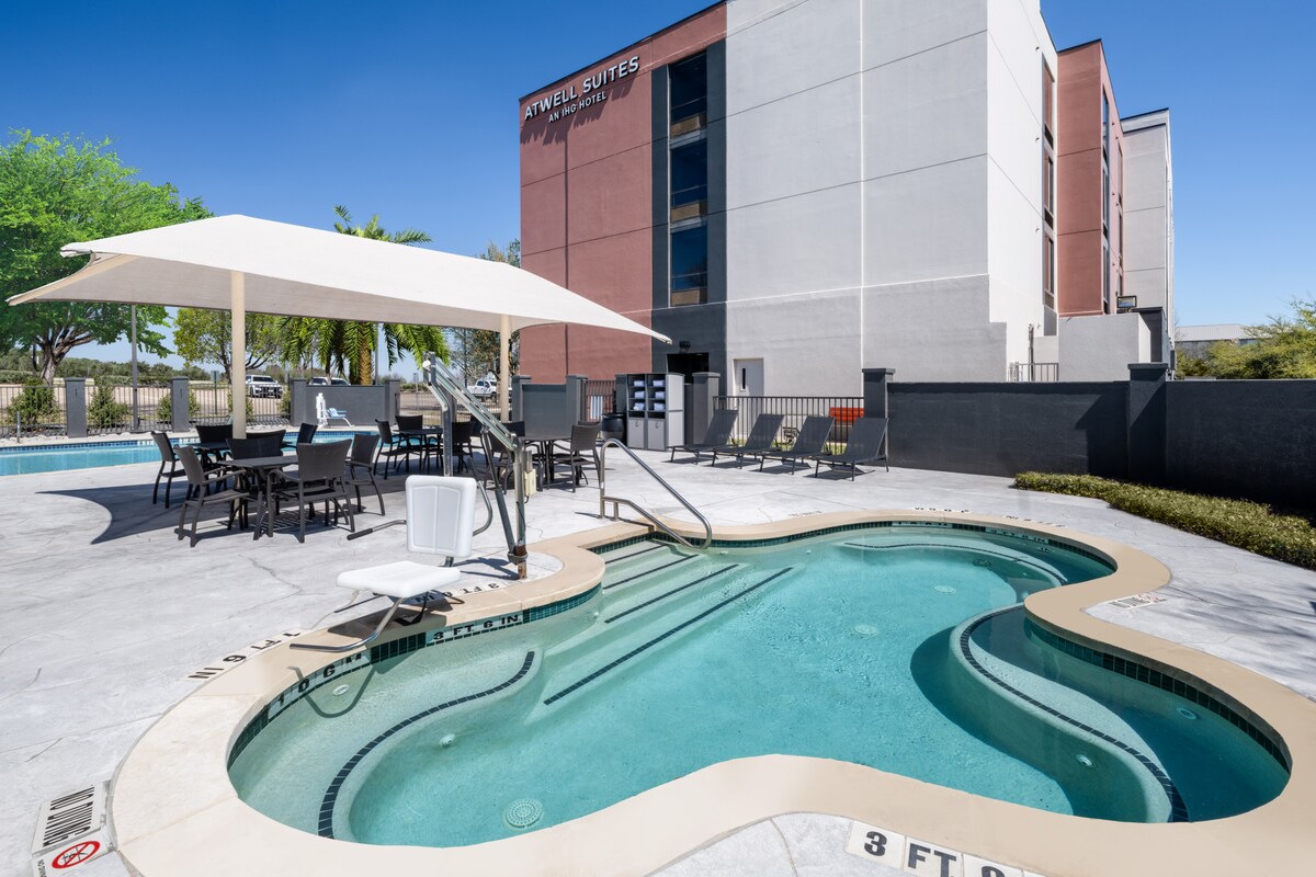 2 Queens Minutes From The Airport + Shuttle
