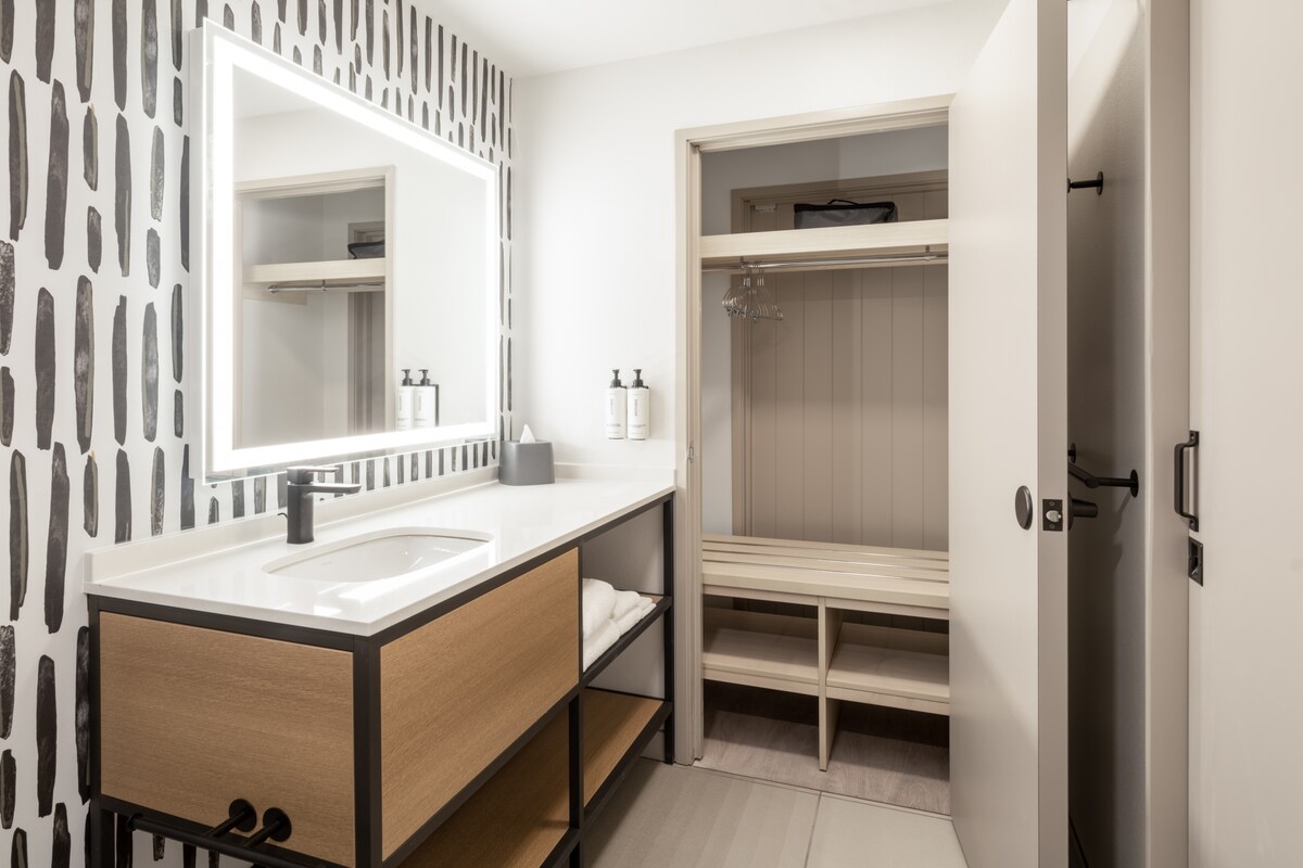 2 Queens Minutes From The Airport + Shuttle
