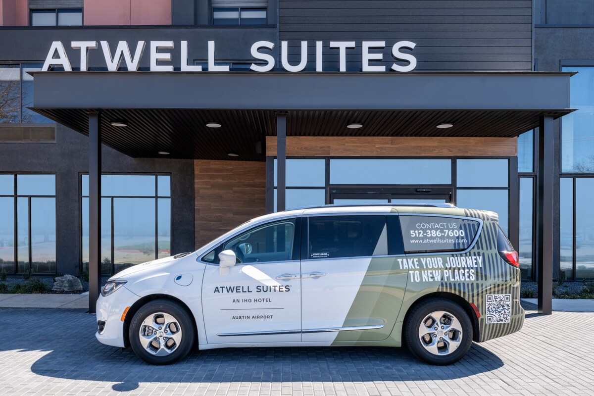 2 Queens Minutes From The Airport + Shuttle