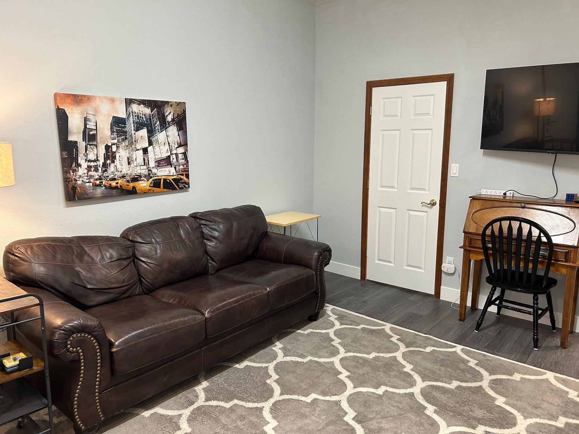 Spacious unit/ walk to downtown