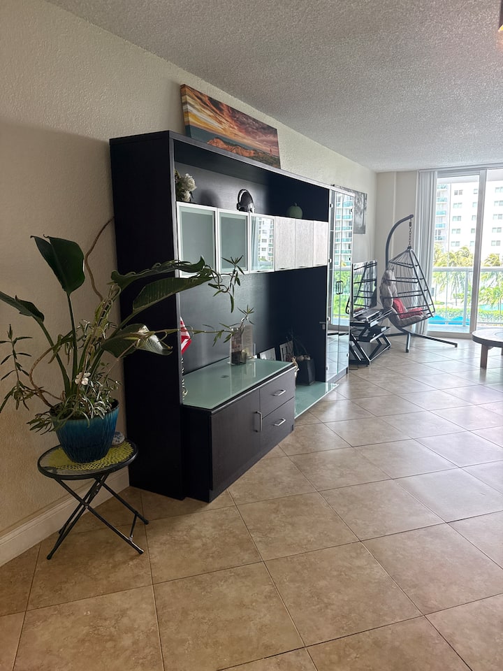 Sunny Beach Retreat •Ocean Across • Pool & Tennis - Sunny Isles Beach, FL
