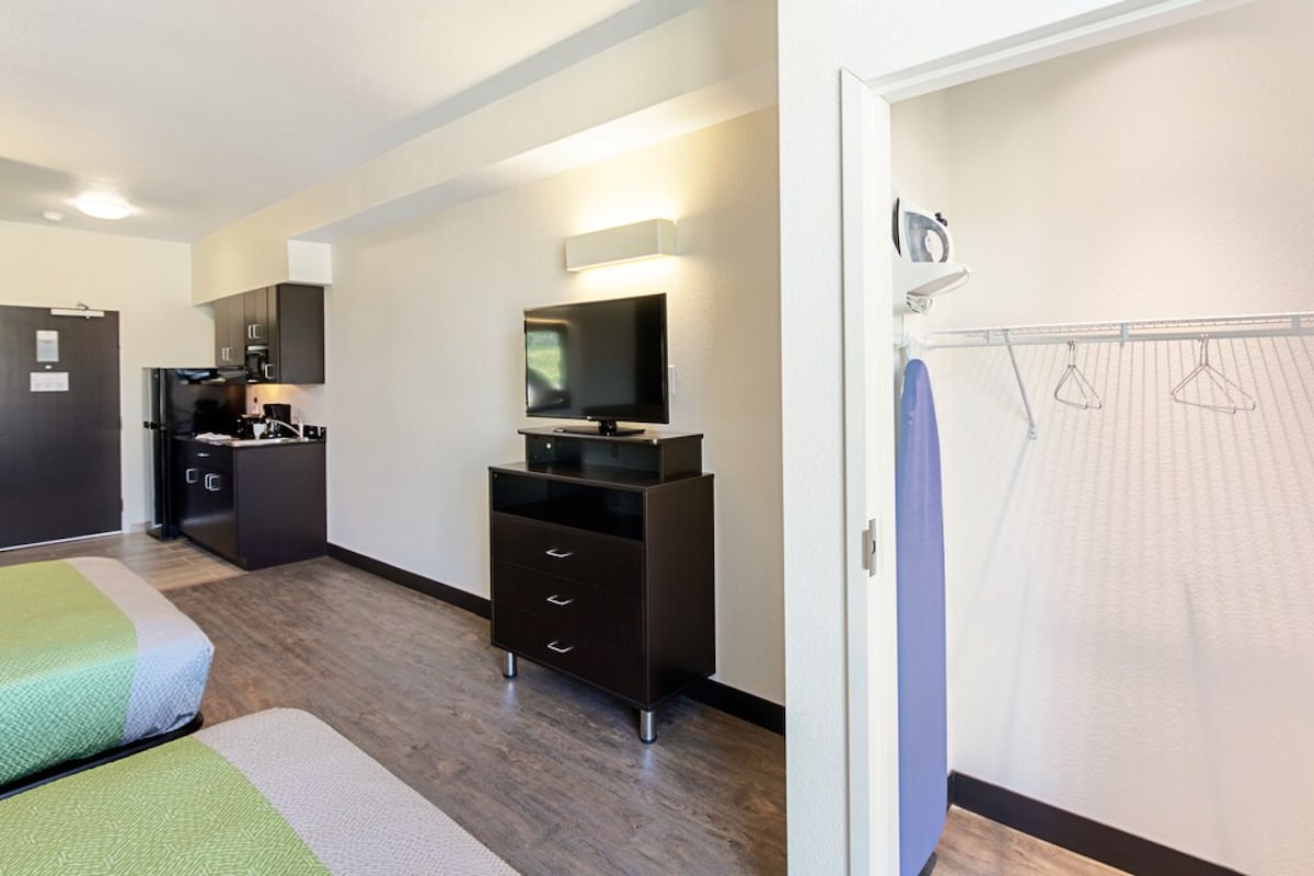 2 Doubles w/ Kitchenette Minutes From The Airport