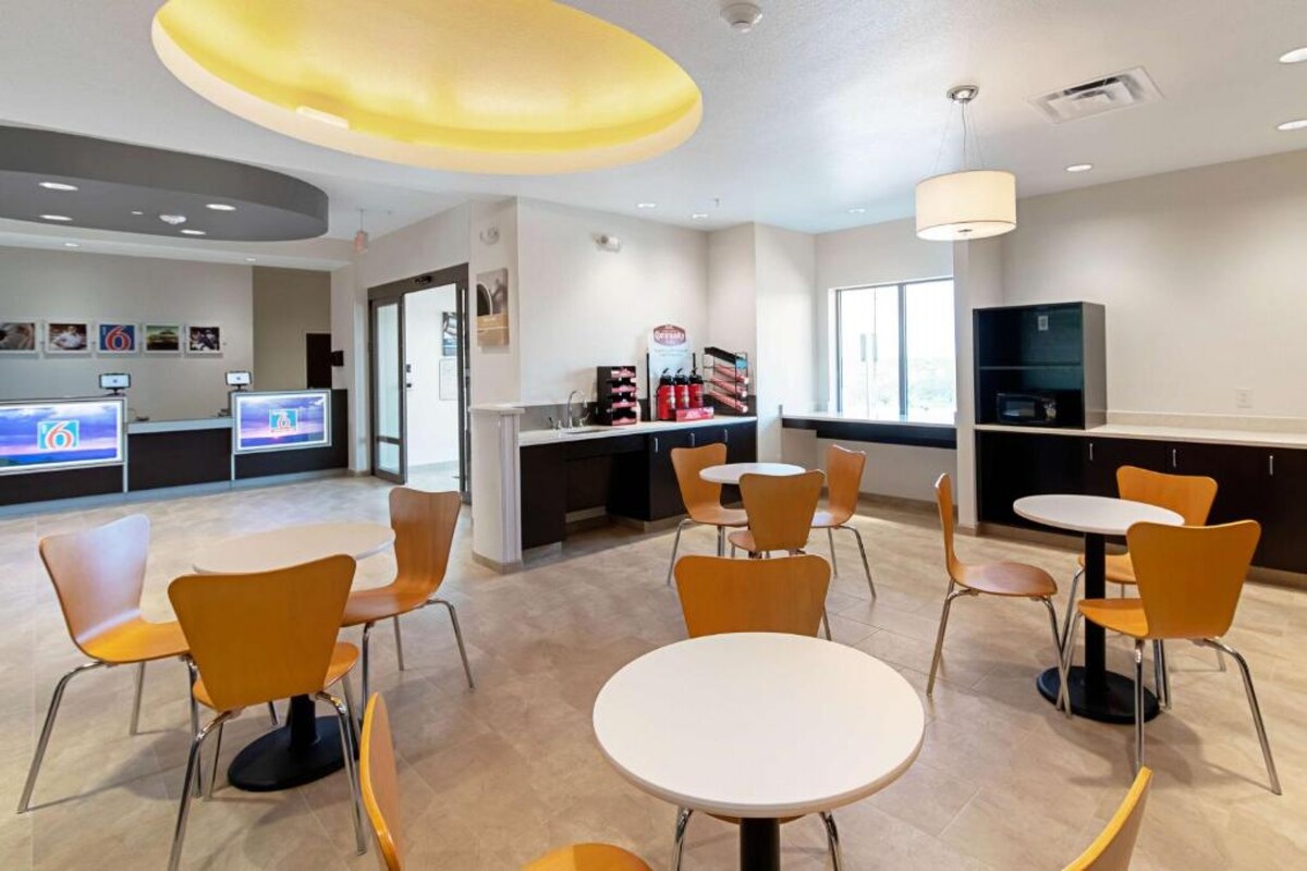 2 Doubles w/ Kitchenette Minutes From The Airport