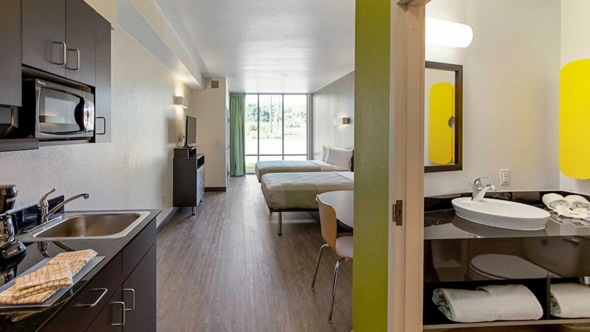 2 Doubles w/ Kitchenette Minutes From The Airport