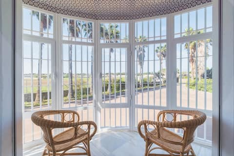 Top Airbnb: Villa for 10 people | Pool, palm trees, and BBQ · Barrosa en Chiclana De La Frontera